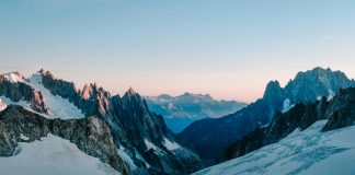 Chamonix, l’évasion alpine entre nature et aventure Serene view of snow-capped mountains at sunrise, capturing the tranquility of the French Alps.