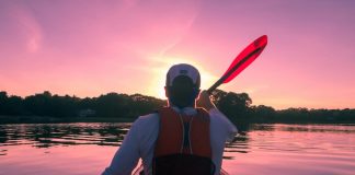 Explorer la nature autrement : le kayak gonflable, un compagnon idéal pour les aventuriers man riding on kayak